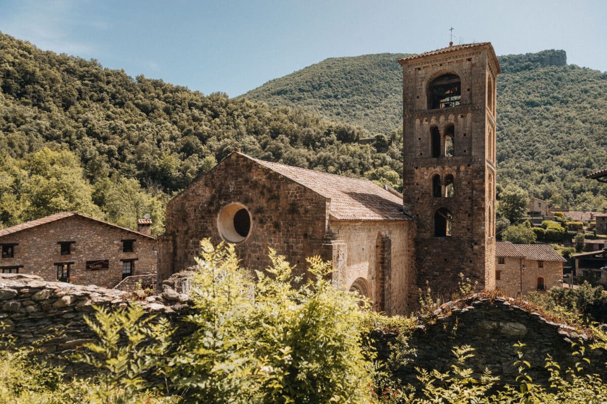 Maisons de pierre dorée et clocher roman du village de Beget en Catalogne