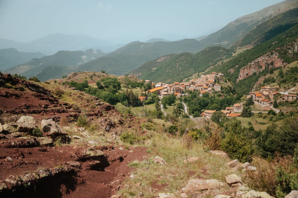 Vue panoramique sur le village de Castellar de n'Hug depuis les hauteurs du Berguedà