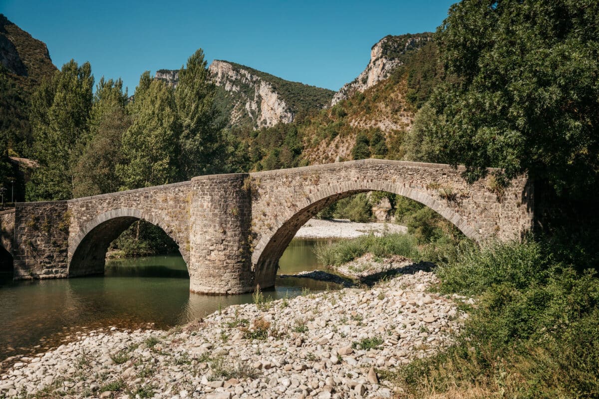 Pont médiéval de Burgui enjambant la rivière dans la vallée du Roncal en Navarre