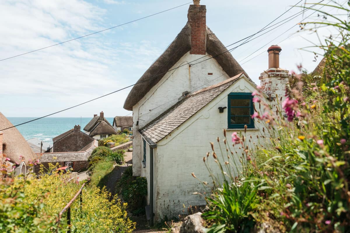 Le village de pêcheurs de Cadgwith et sa plage de galets dans les Cornouailles