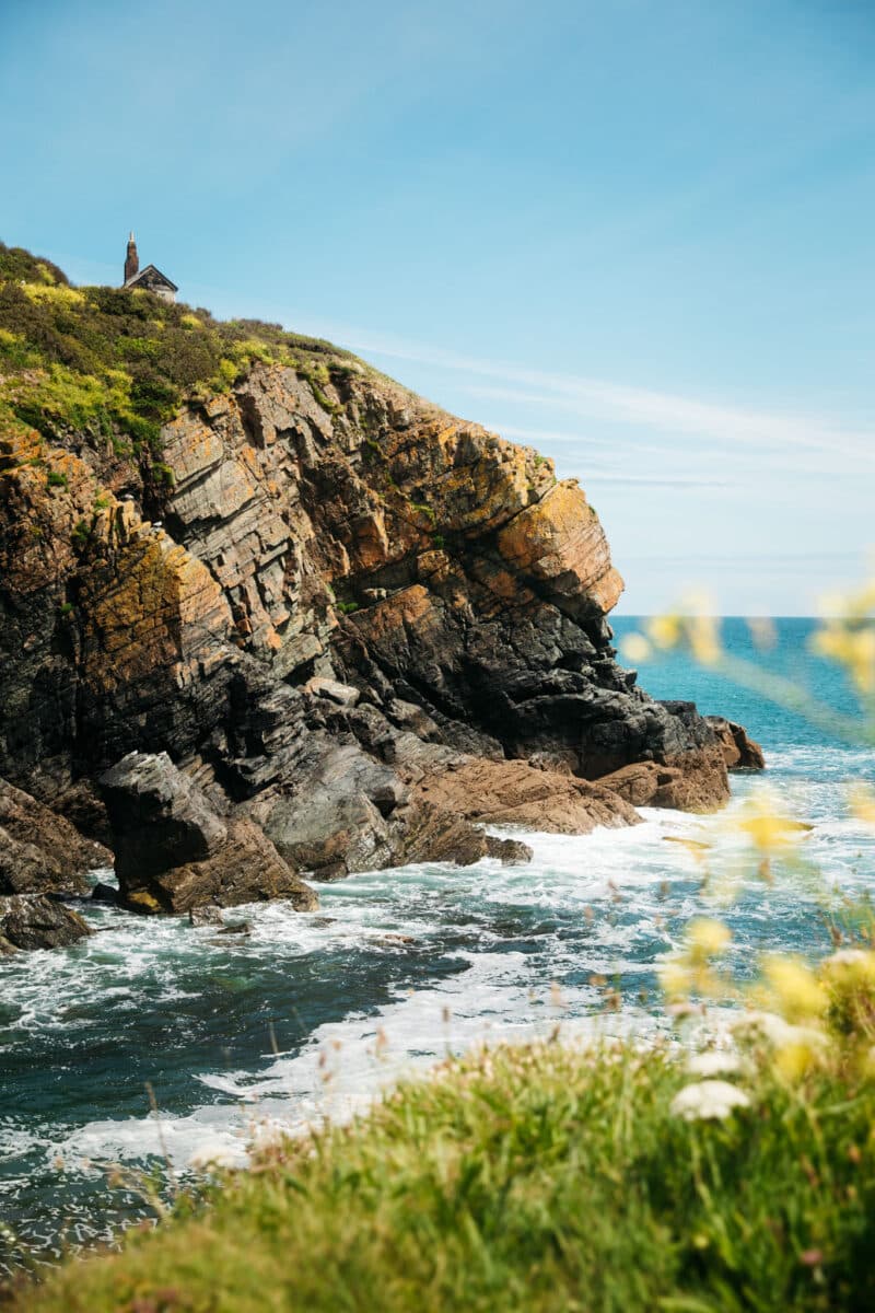 Vue plongeante sur les toits de chaume et la crique du village de Cadgwith depuis le belvédère.