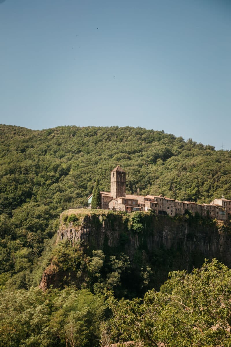 Village de Castellfollit de la Roca perché sur une falaise de basalte de 50 mètres