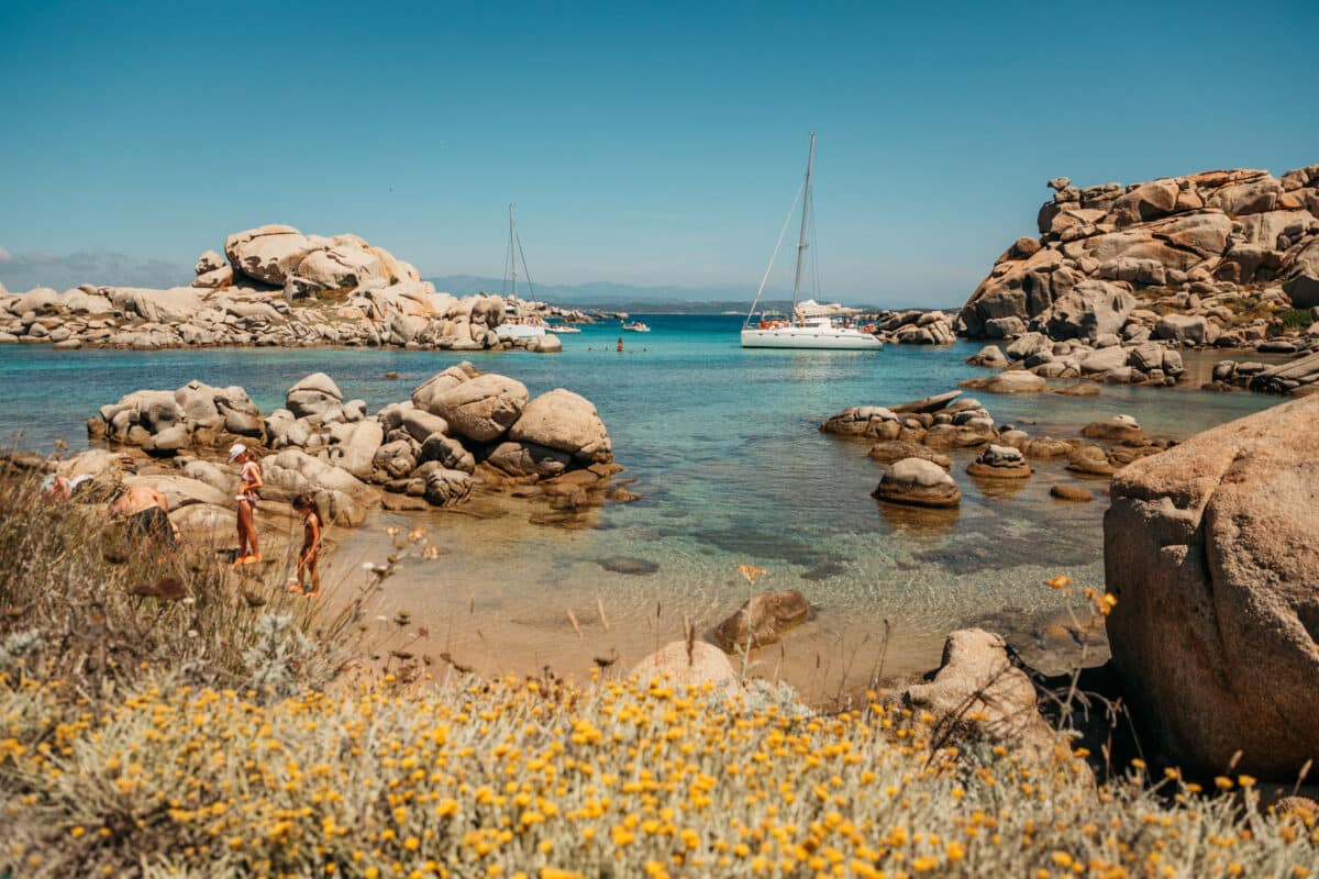 Catamaran à l'ancre devant les eaux turquoise des îles Lavezzi au large de Bonifacio