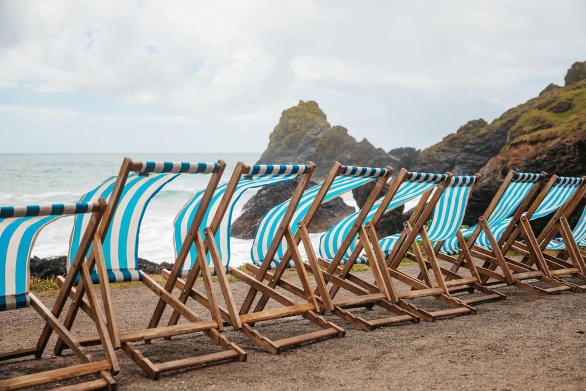 Chaises longues sur la terrasse du café de Kynance Cove au soleil