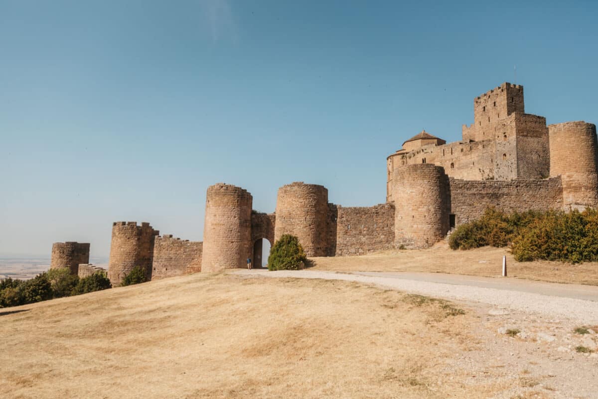 Château de Loarre, forteresse romane dominant la plaine de Huesca en Aragon