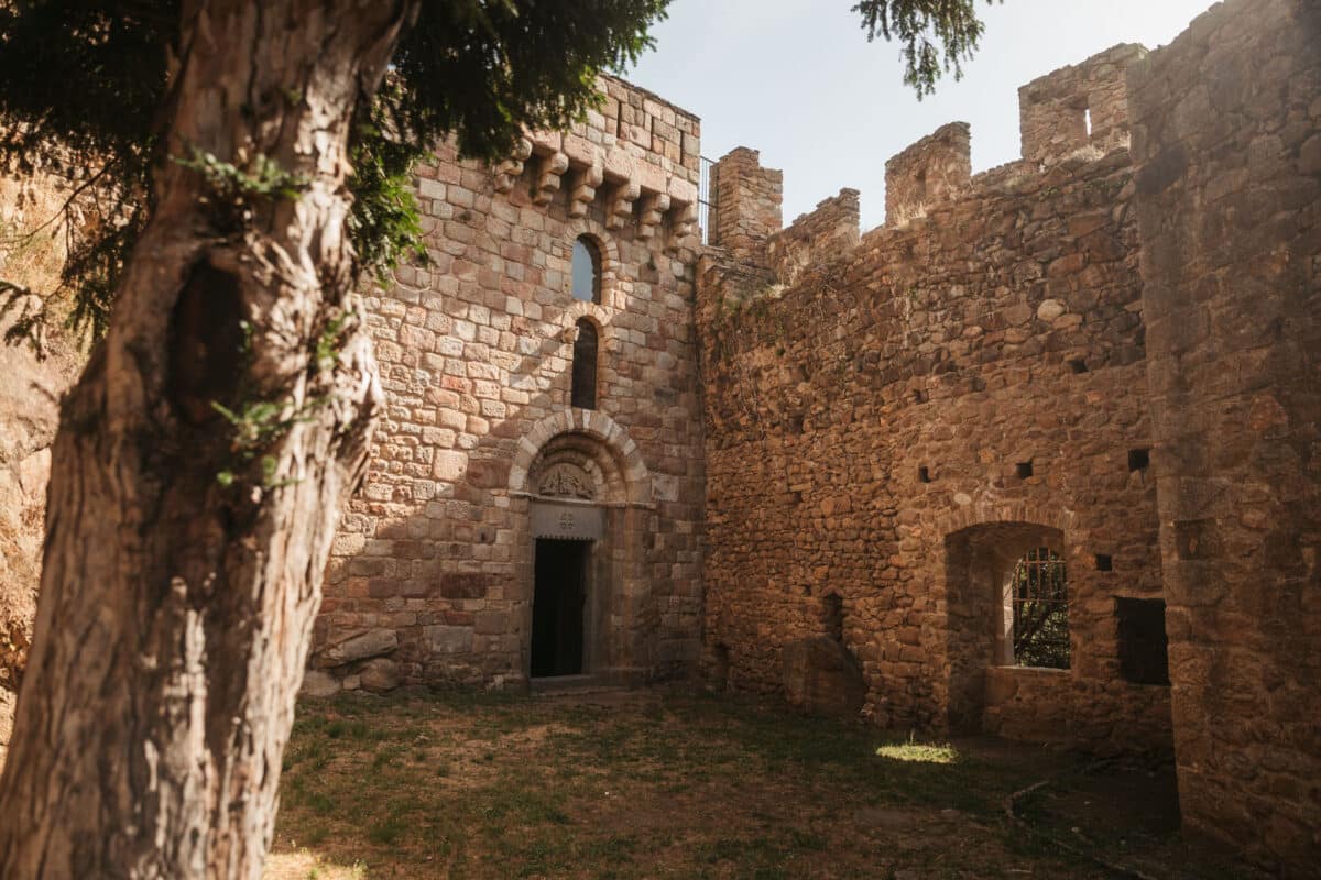Château de Requesens perché dans le massif de l'Albera en Catalogne