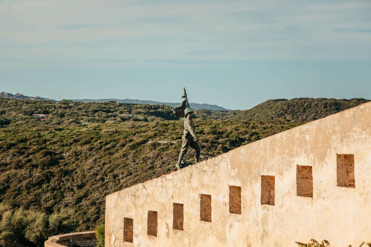 Le chemin de ronde restauré de la Batterie Saint-François surplombant le goulet de Bonifacio