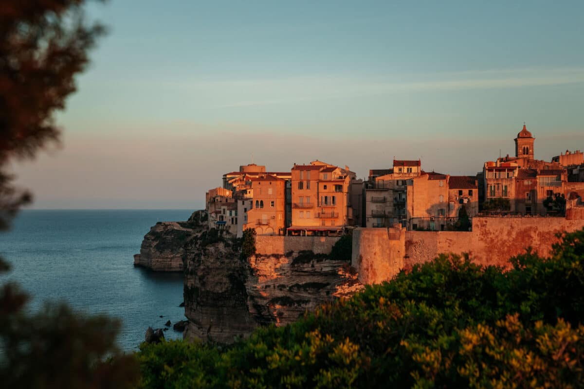 La citadelle de Bonifacio vue depuis le sentier côtier de Campu Rumanilu