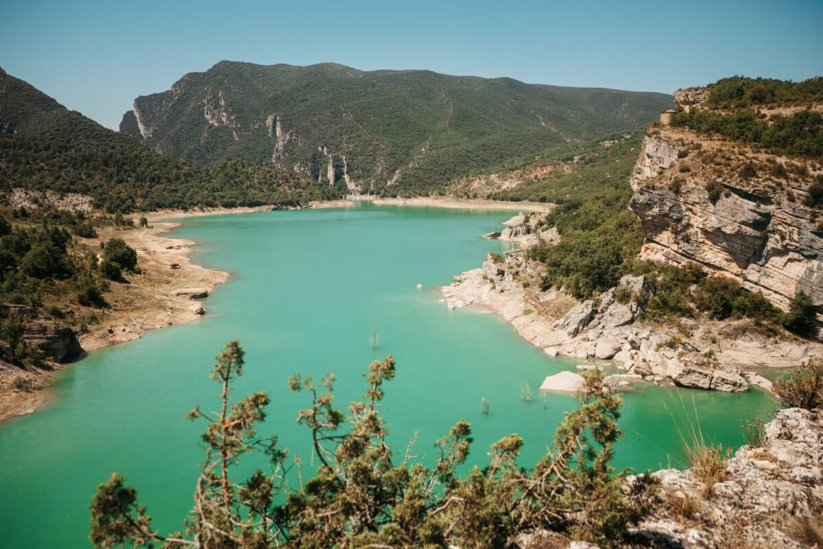 Parois vertigineuses du Congost de Mont-rebei plongeant dans une eau émeraude