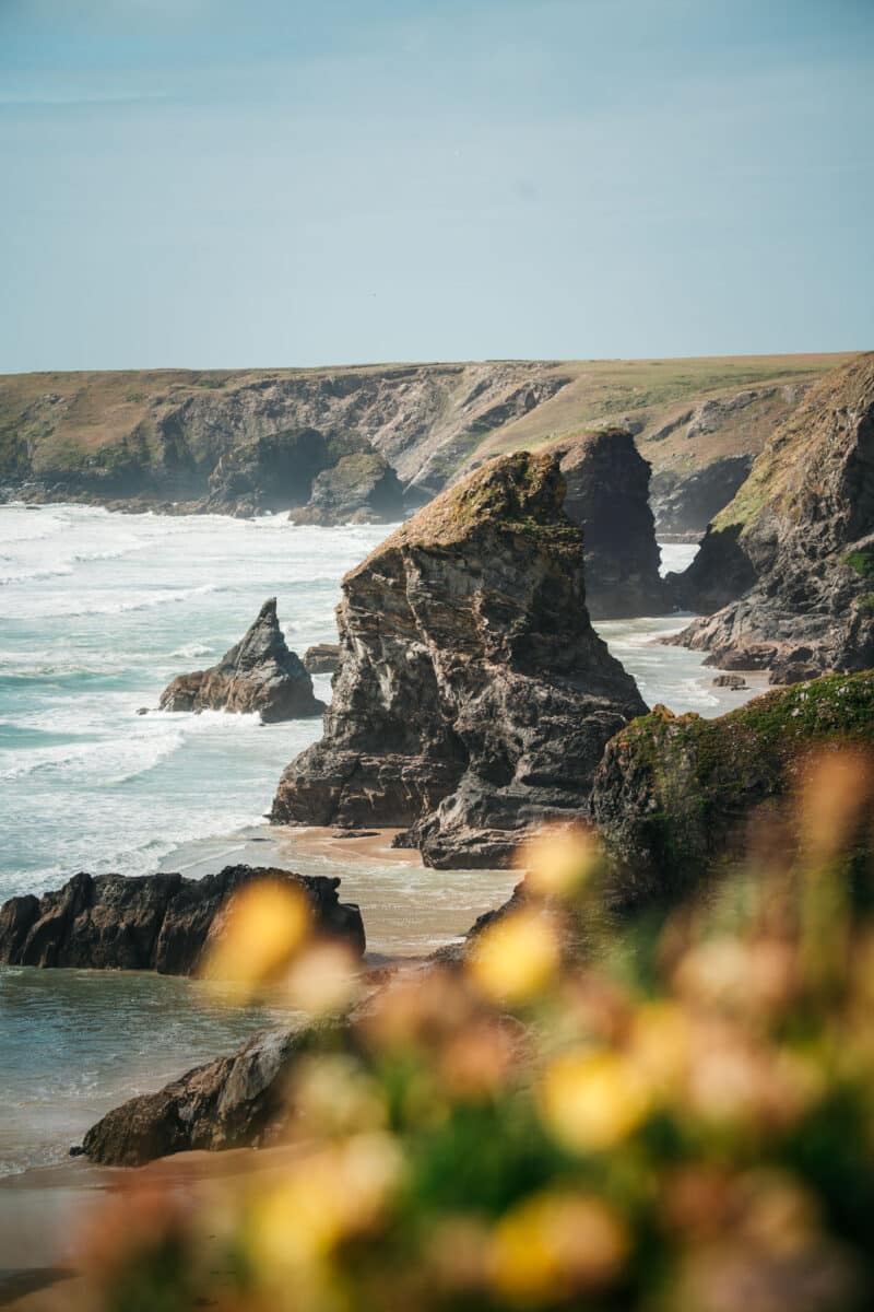 Falaises et plage de la côte nord des Cornouailles en Angleterre