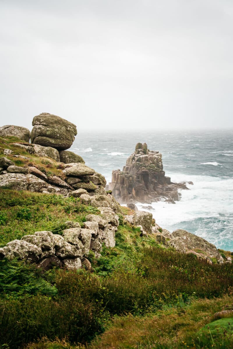 Falaises découpées et mer agitée sur la côte sauvage des Cornouailles