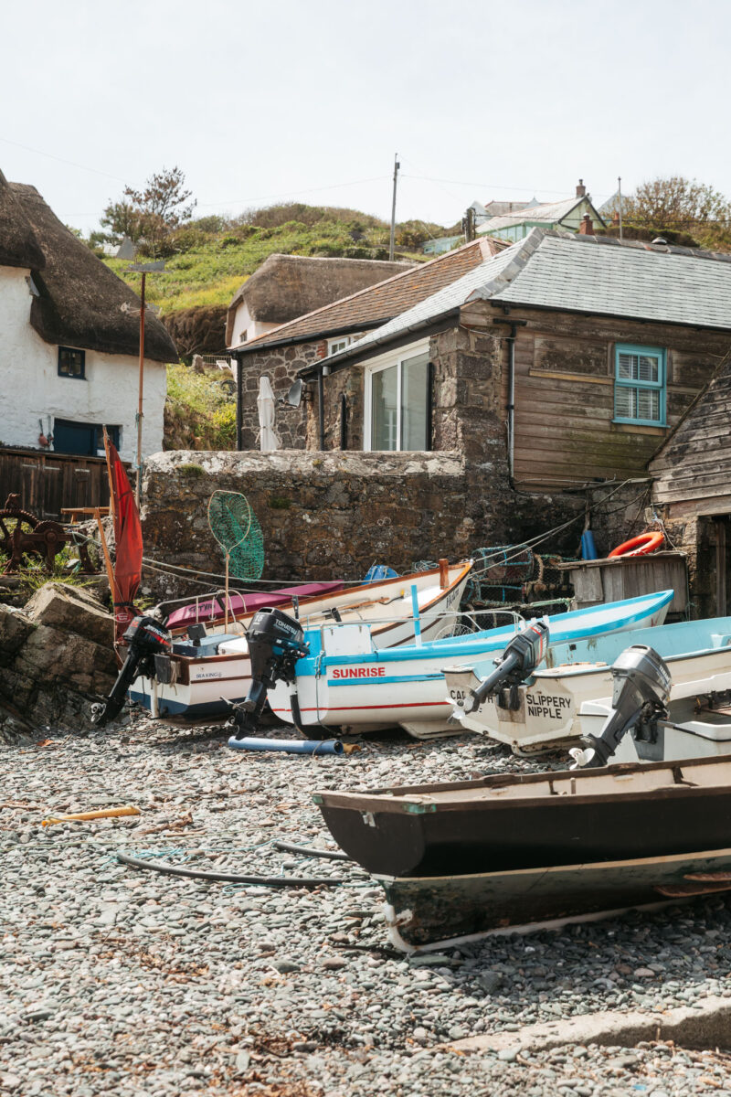 Bateaux de pêche tirés sur la plage de galets dans la crique de Cadgwith