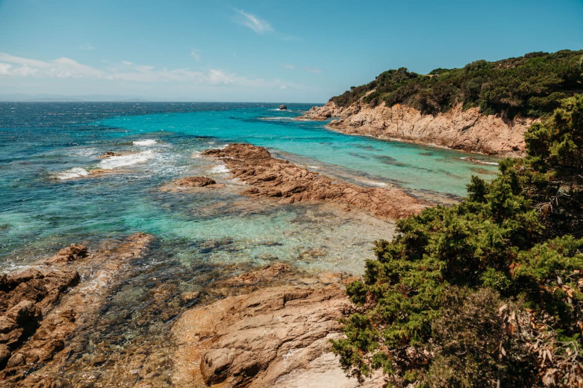 Criques et calanques aux eaux turquoise sur le littoral de Bonifacio en Corse