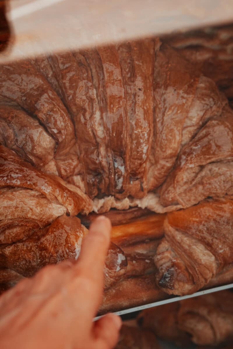 Croissant géant d'un kilo vendu dans une boulangerie de Castellar de n'Hug