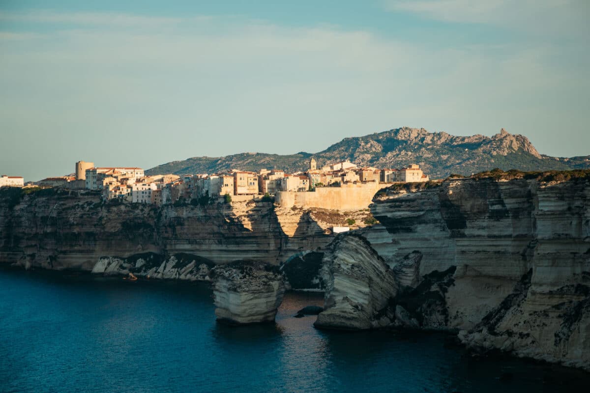 Hautes falaises de calcaire blanc surplombant la mer près de Bonifacio en Corse