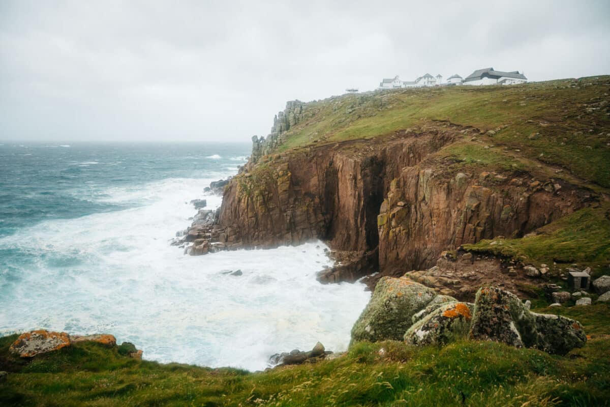 Arche naturelle et falaises de granit à Land's End au bout de l'Angleterre