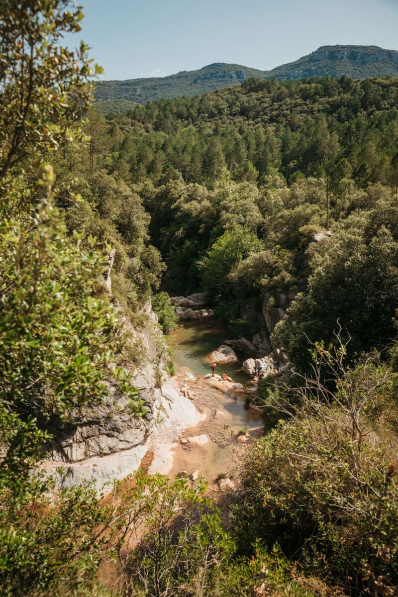 Vasques naturelles aux eaux transparentes dans les gorges de la Muga en Catalogne