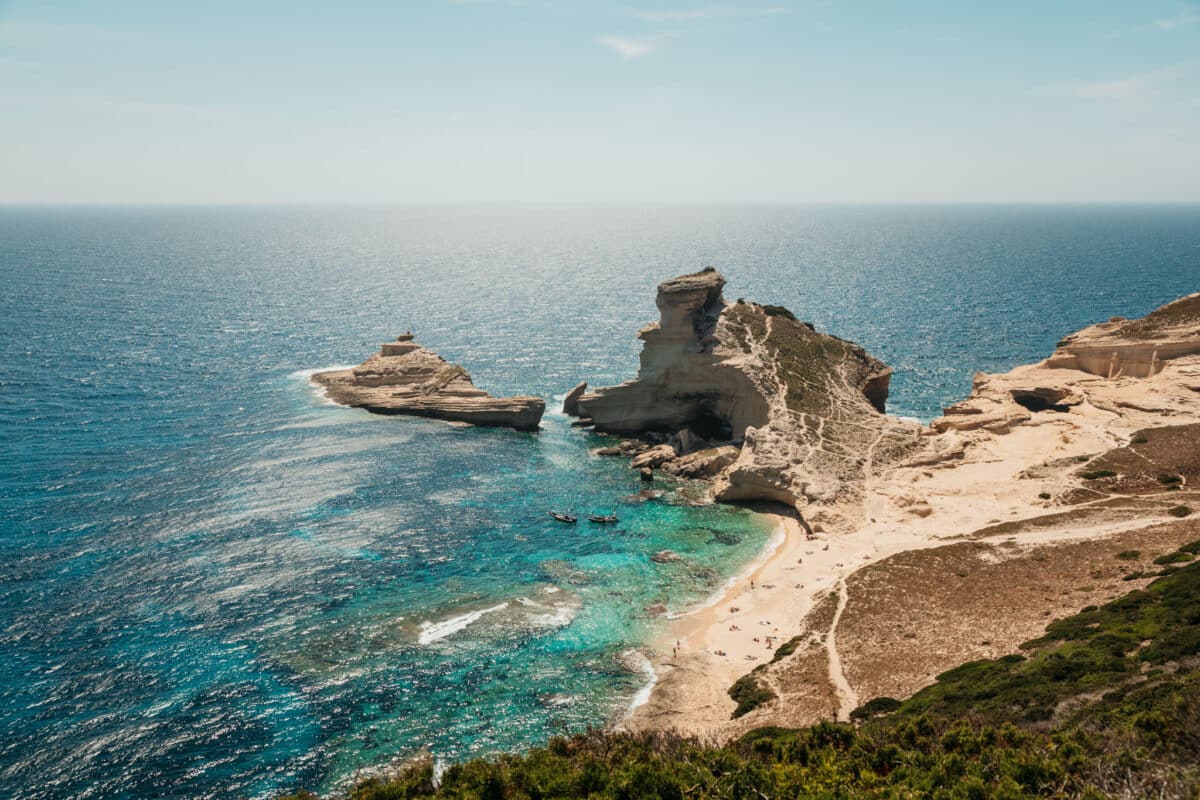 Le rocher du Gouvernail de la Corse au-dessus de la plage Saint-Antoine à Bonifacio
