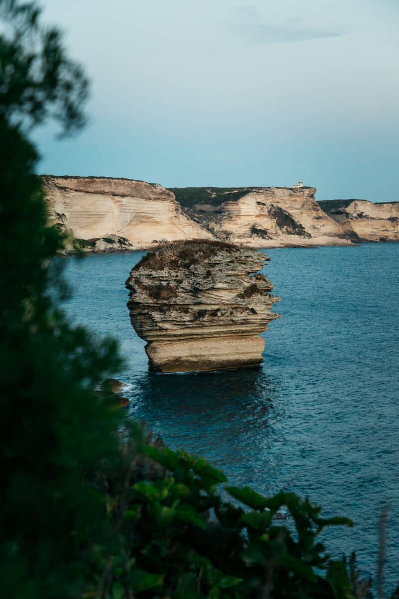 Le rocher du Grain de Sable détaché de la falaise dans les eaux turquoise de Bonifacio