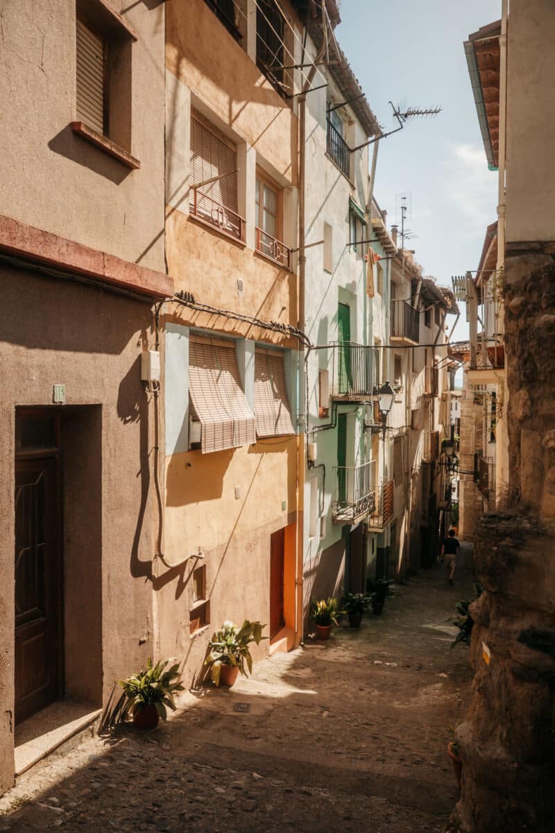 Ruelles de pierre du vieux Graus autour de la Plaza Mayor en Aragon
