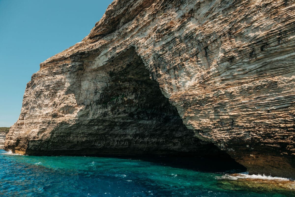 Entrée d'une grotte marine creusée dans les falaises de calcaire de Bonifacio