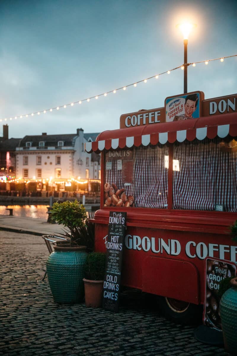 Roulotte à café et donuts Ground Coffee dans le quartier du Barbican à Plymouth