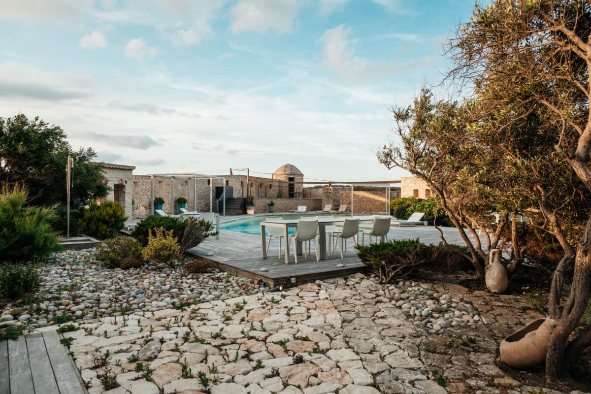 Jardin d'un hôtel installé dans les remparts de la citadelle de Bonifacio