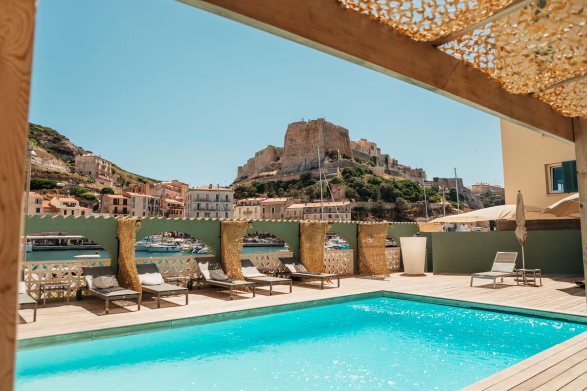 Piscine d'un hôtel avec vue sur le port de Bonifacio