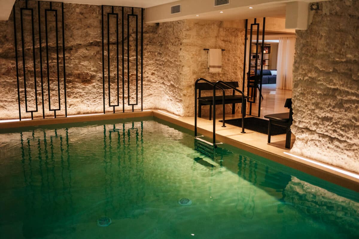 Espace spa et piscine d'un hôtel de charme à Bonifacio