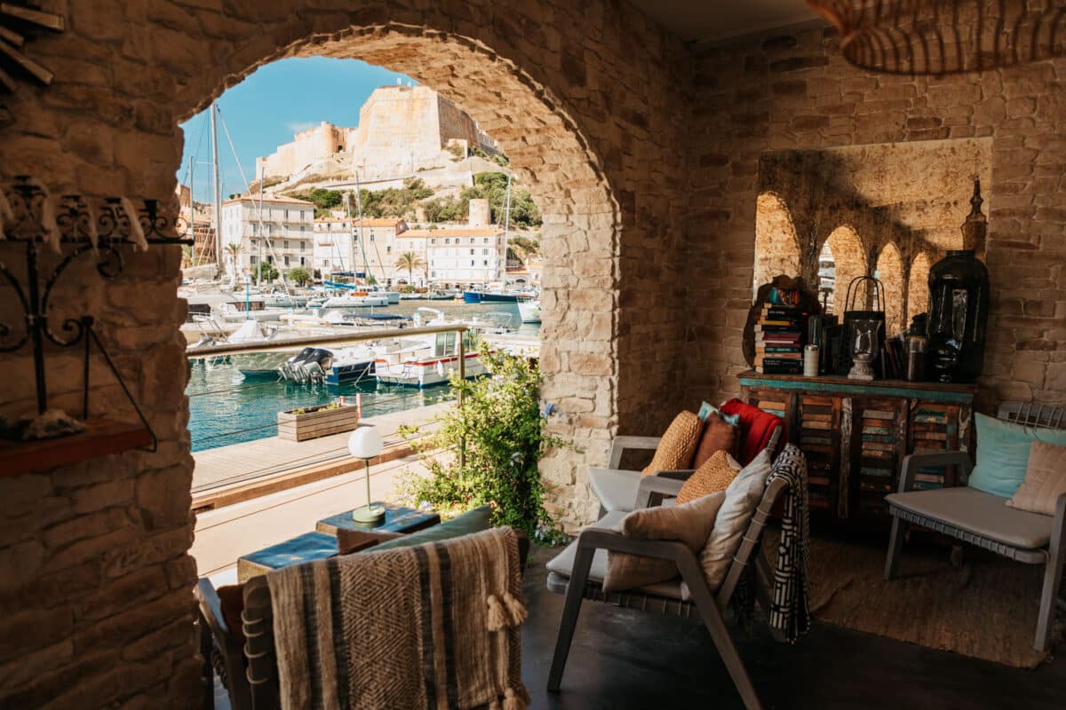 Façade d'un hôtel donnant sur le port de plaisance de Bonifacio