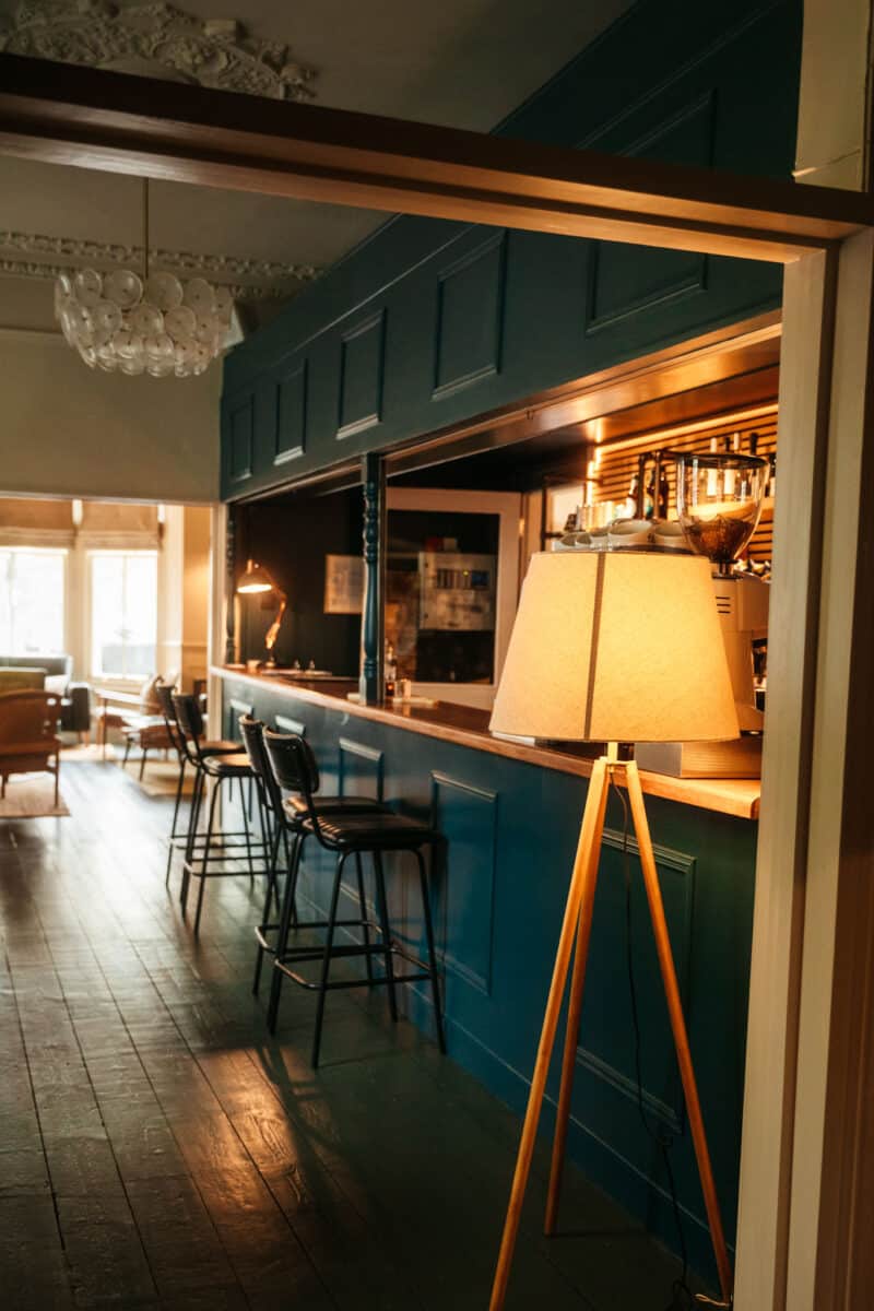 Salon avec poêle à bois de l'Hotel VARA à Truro dans les Cornouailles