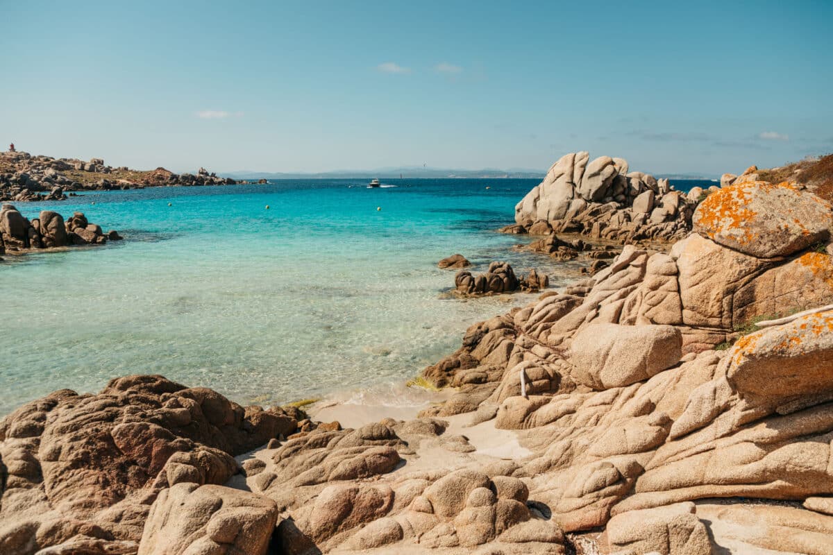 Eaux turquoise et rochers de granit des îles Lavezzi en Corse du Sud