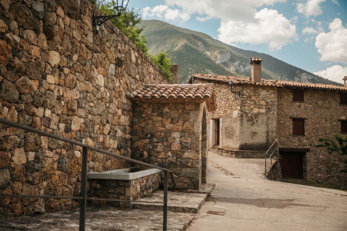 Ruelles étroites et maisons de pierre ancienne du hameau de Josa de Cadí
