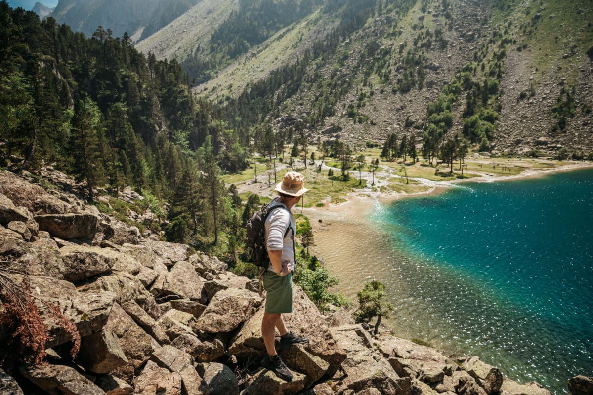 Lac de Gaube entouré de sommets au terme de la randonnée depuis le pont d'Espagne