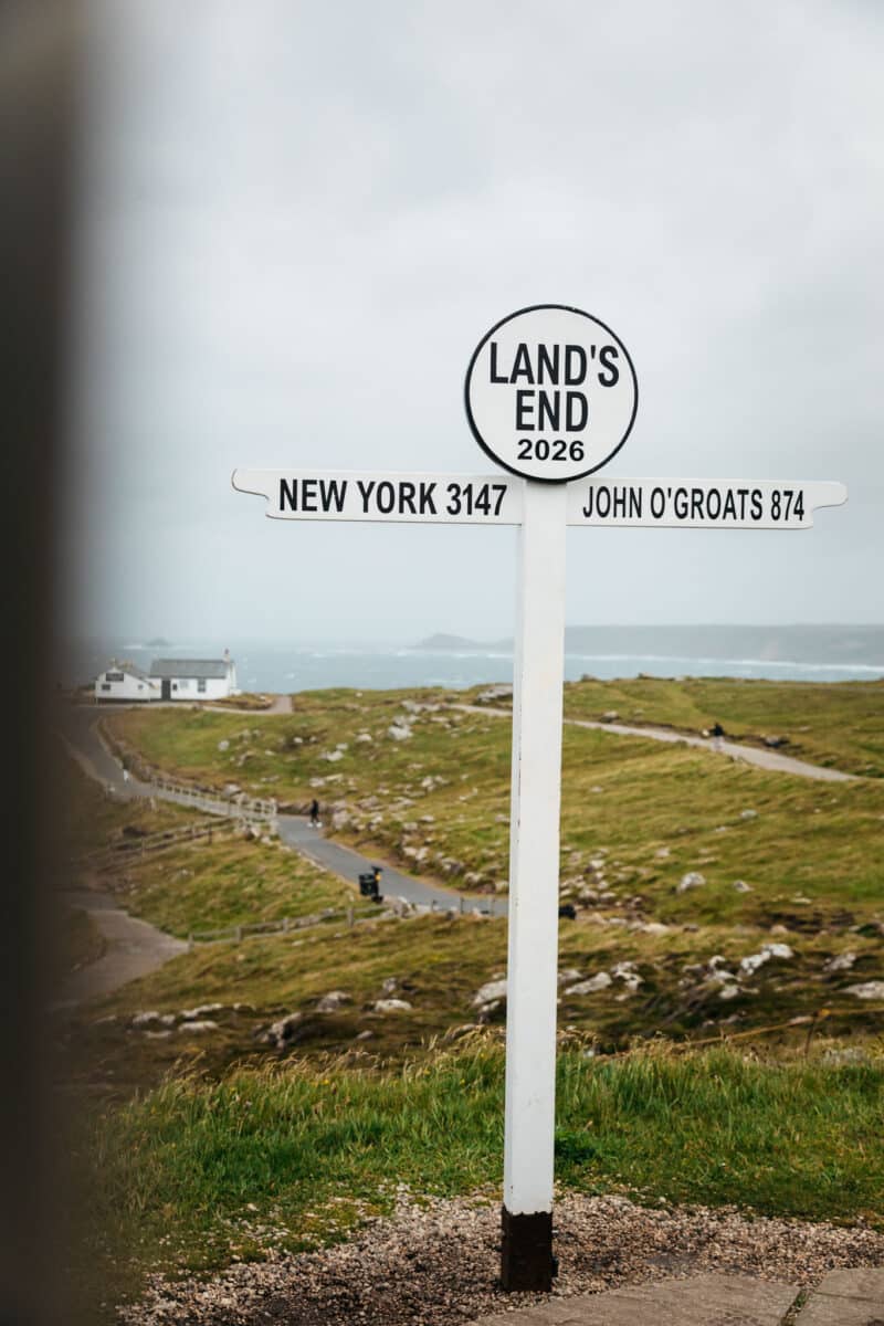 Le célèbre panneau de Land's End à la pointe ouest de l'Angleterre dans les Cornouailles