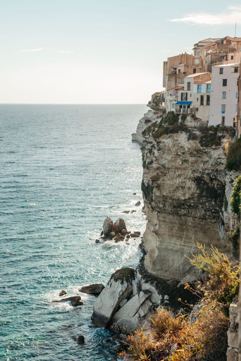 Maisons de Bonifacio construites en surplomb au bord de la falaise de calcaire