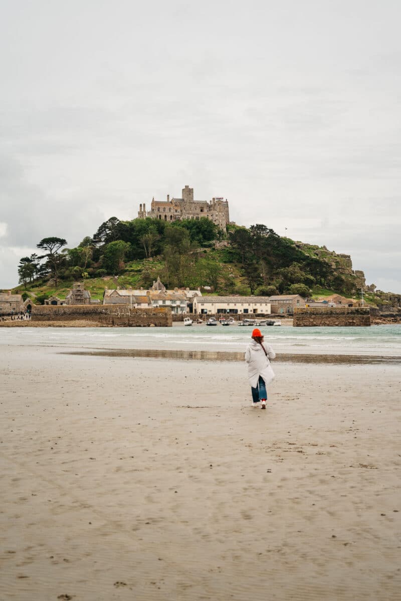 Plage de Marazion découverte à marée basse face à l'île de St Michael's Mount
