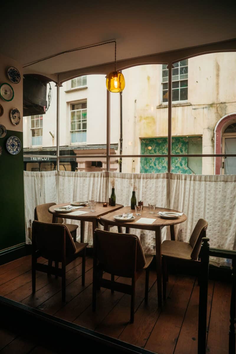 Tables avec vue dans un restaurant du centre de Falmouth dans les Cornouailles