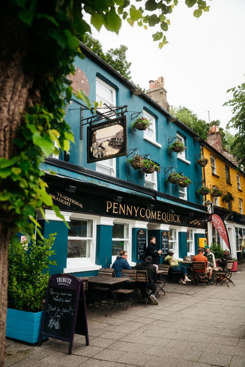 Terrasse d'un établissement du centre de Falmouth dans les Cornouailles