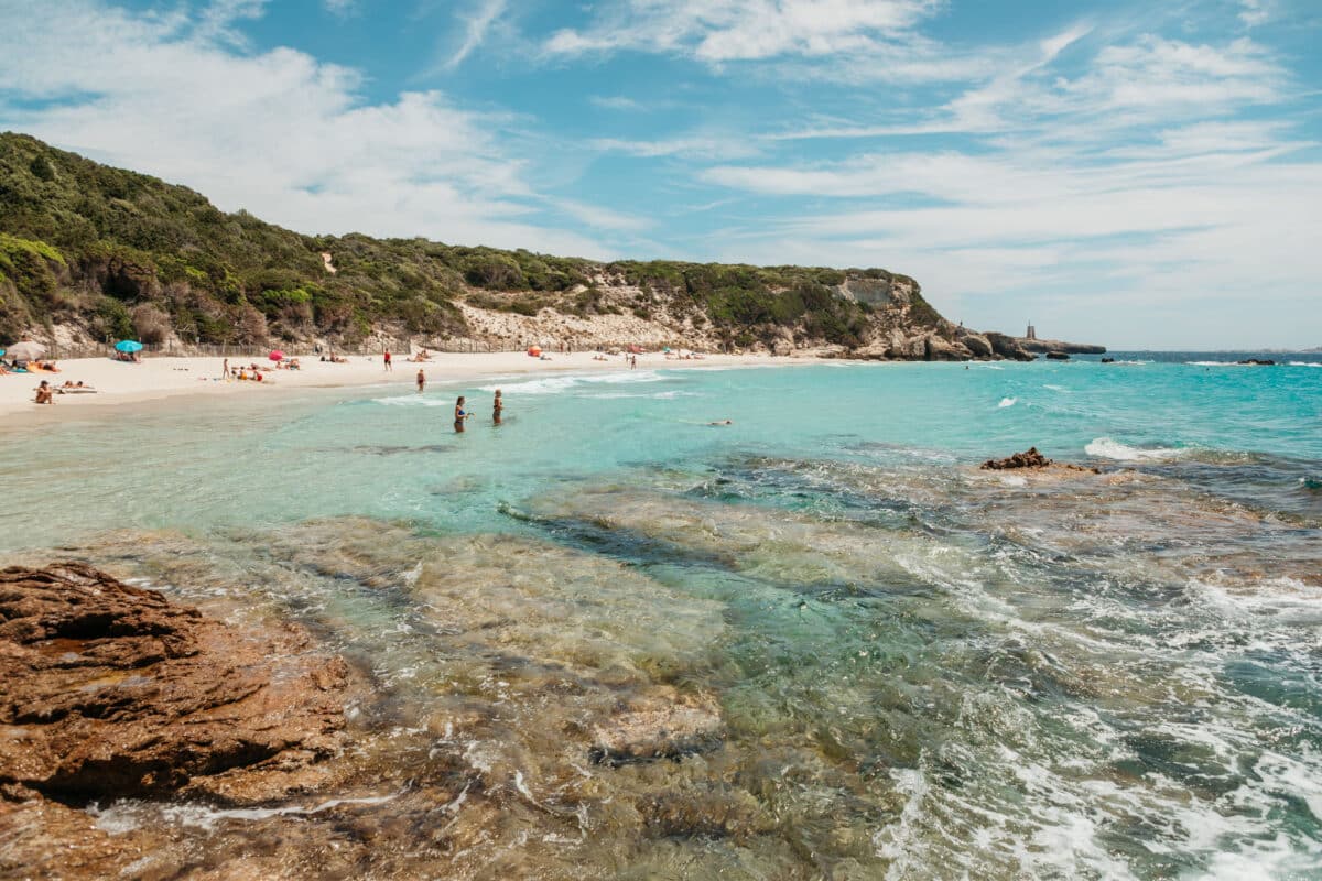 Plage aux eaux turquoise et peu profondes près de Bonifacio en Corse du Sud