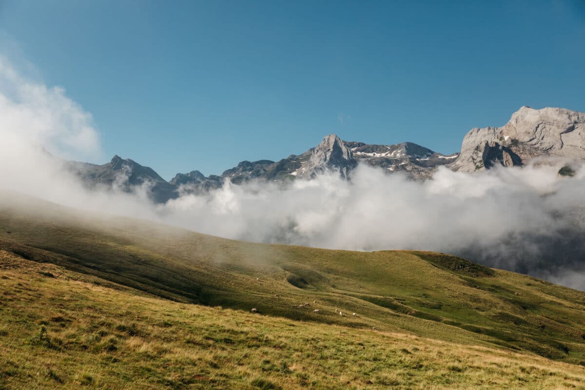 Panorama de montagne depuis la terrasse du restaurant Les Crêtes Blanches, près du col du Pourtalet