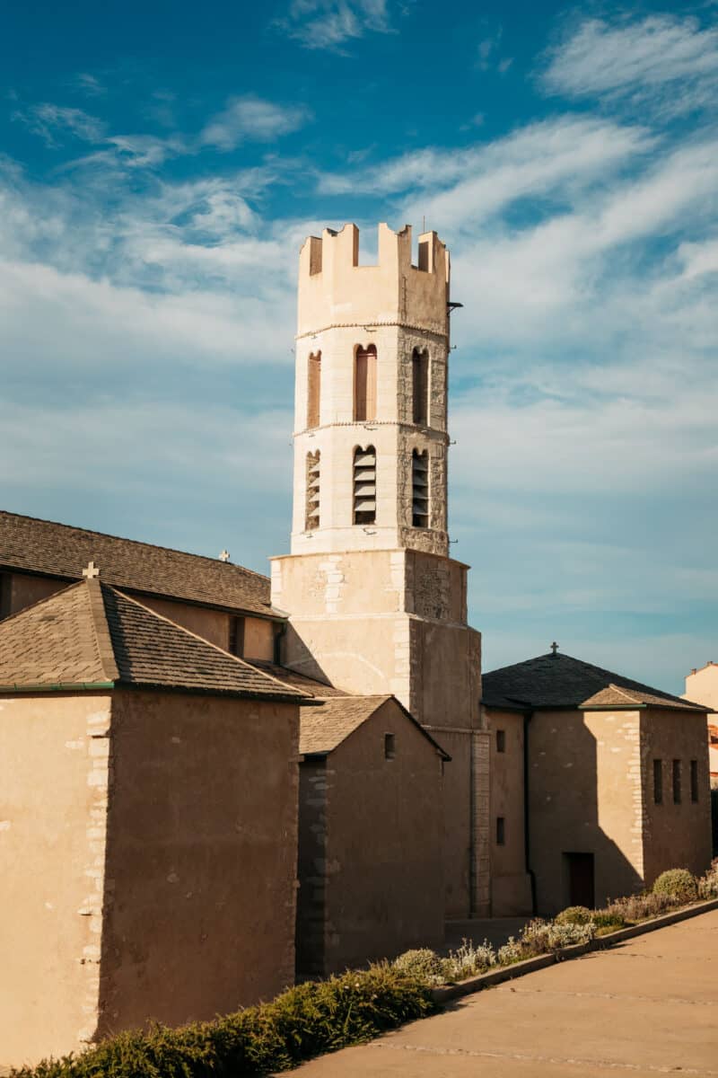 L'église gothique Saint-Dominique dans la haute ville de Bonifacio