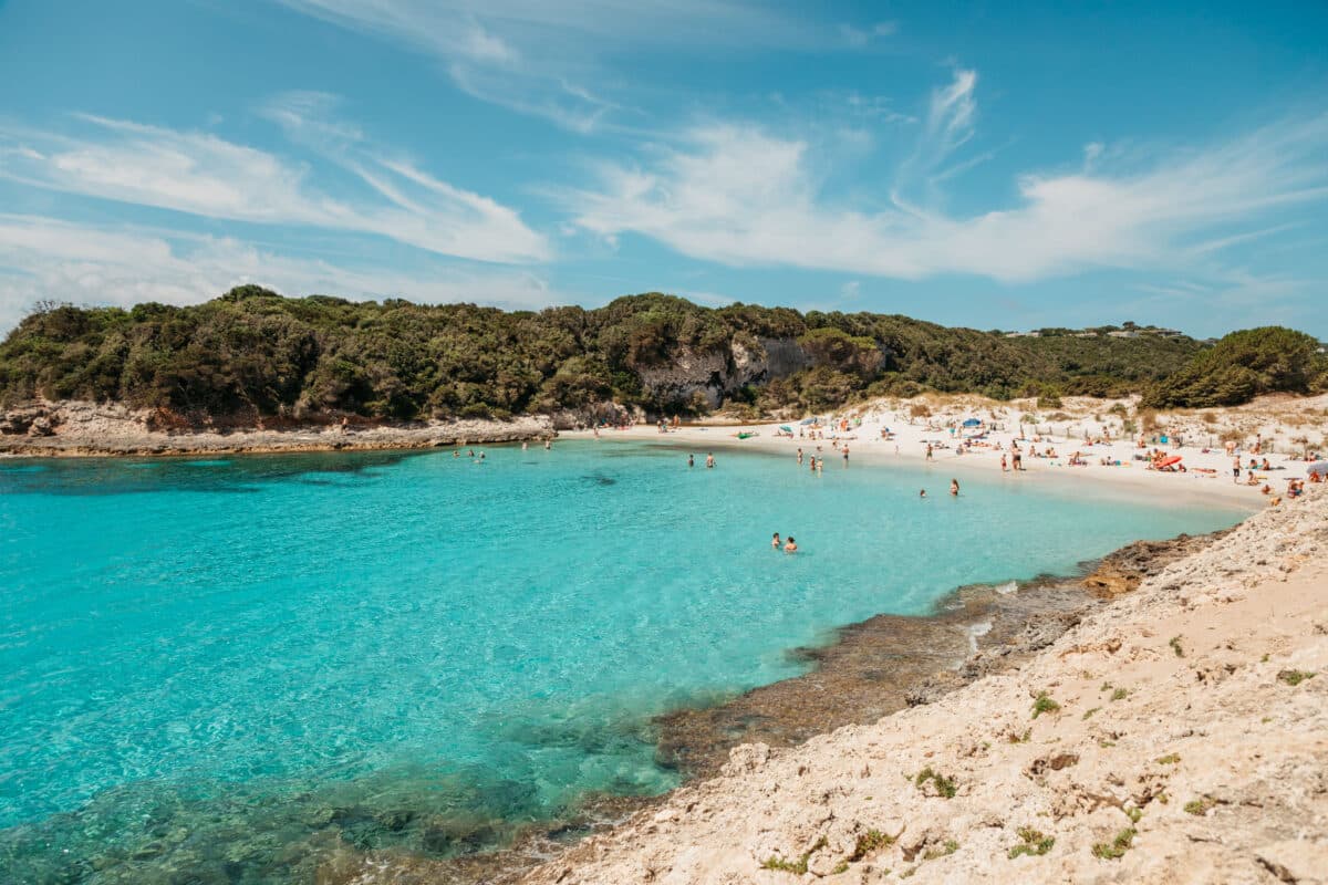 Crique du Petit Sperone bordée de rochers aux eaux turquoise près de Bonifacio