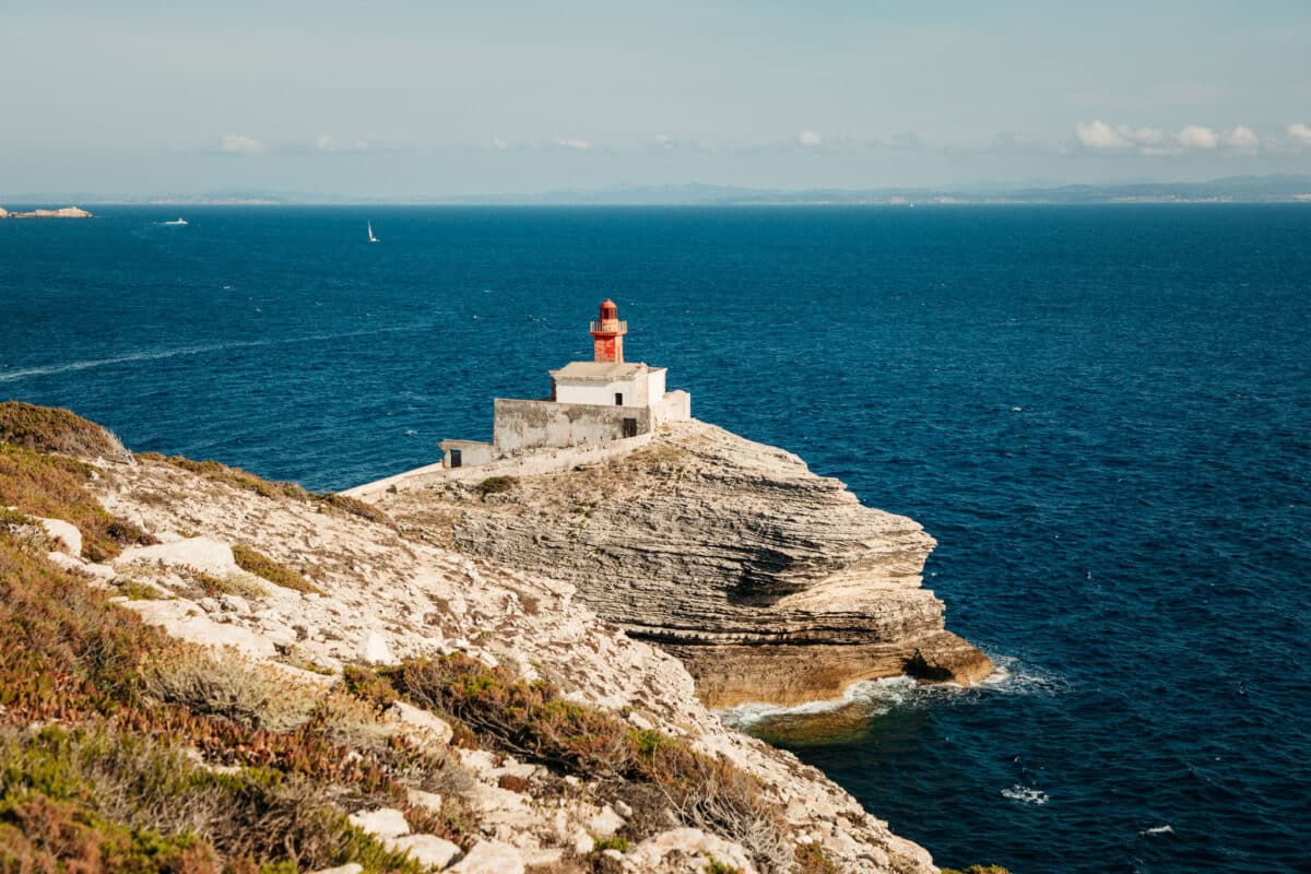 Le phare de la Madonetta veillant sur l'entrée du goulet de Bonifacio