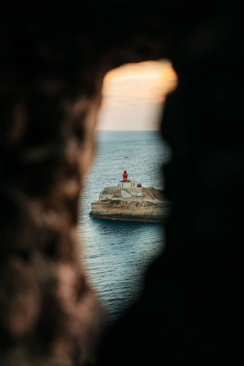 Vue sur le phare de la Madonetta depuis le chemin de ronde de la Batterie Saint-François à Bonifacio