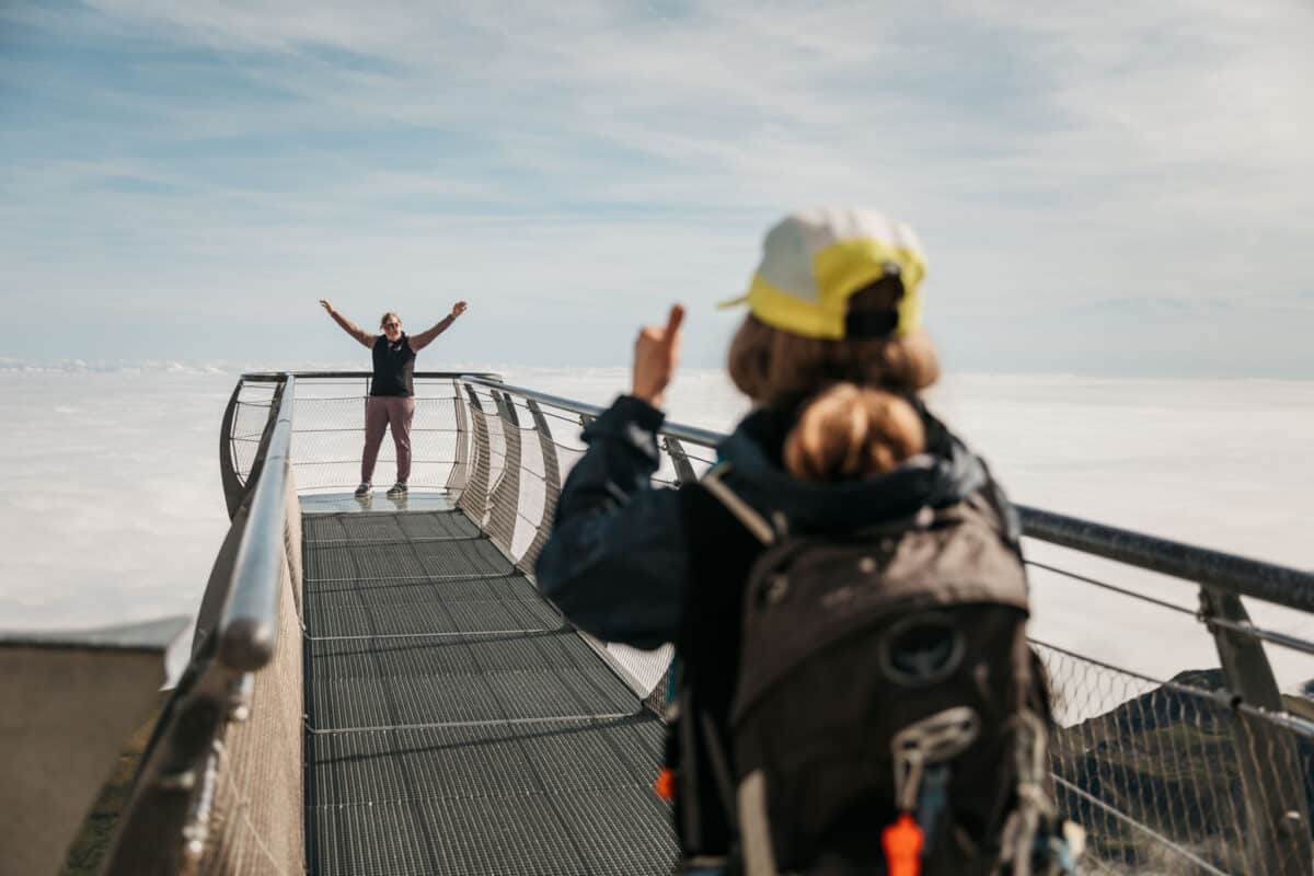 Passerelle suspendue du Pic du Midi de Bigorre surplombant une mer de nuages