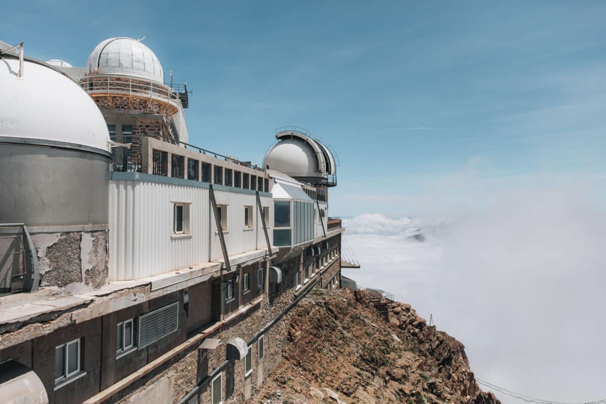 Coupoles de l'observatoire du Pic du Midi de Bigorre au sommet des Pyrénées