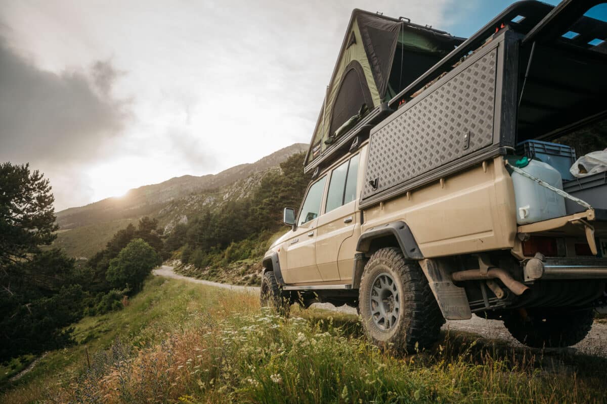 Piste 4x4 longeant le massif du Pedraforca depuis Guardiola de Berguedà