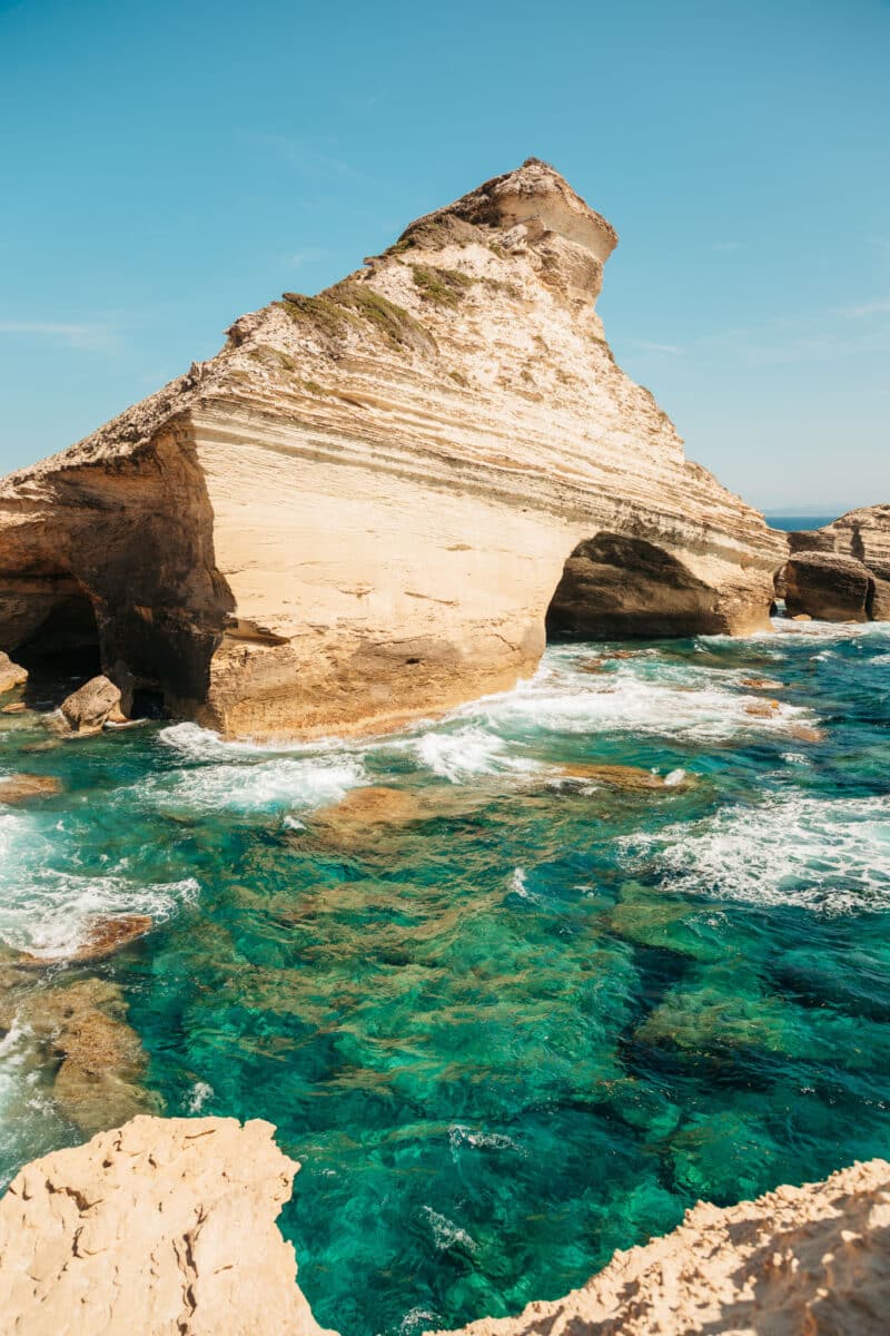 Plage aux eaux turquoise sur le littoral de Bonifacio en Corse du Sud