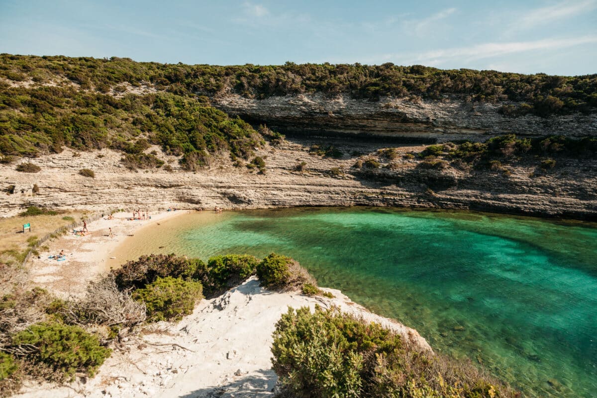 Plage sauvage de Paragan où le calcaire rencontre le granit près de Bonifacio